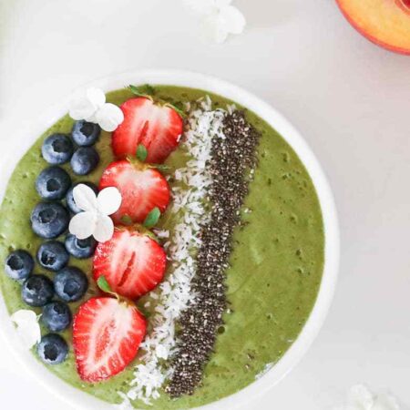 Peach-and-spinach-smoothie bowl