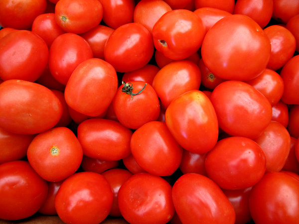 Close up of a bowl of Roma tomatoes